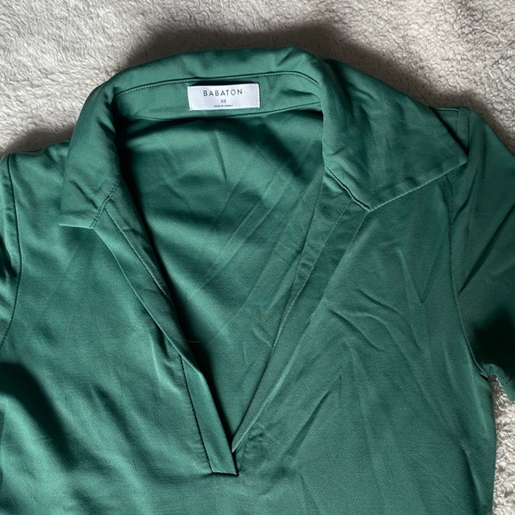 Aritzia- Babaton v-neck cropped t shirt - Picture 2 of 3